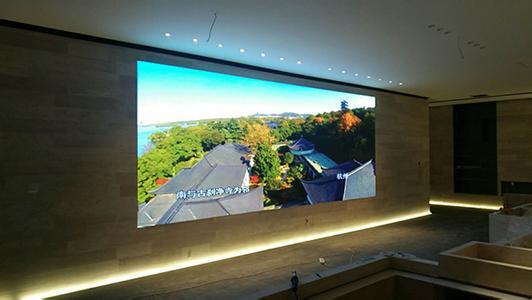 小間距LED顯示屏何時(shí)能在在室內(nèi)LED顯示屏顯示市場(chǎng)成熟應(yīng)用？
