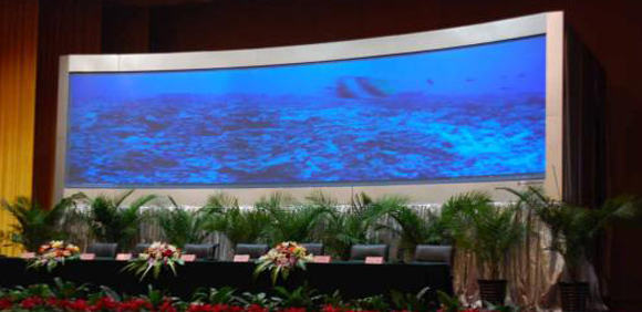 小間距LED顯示屏是什么？它比傳統(tǒng)顯示屏的區(qū)別？